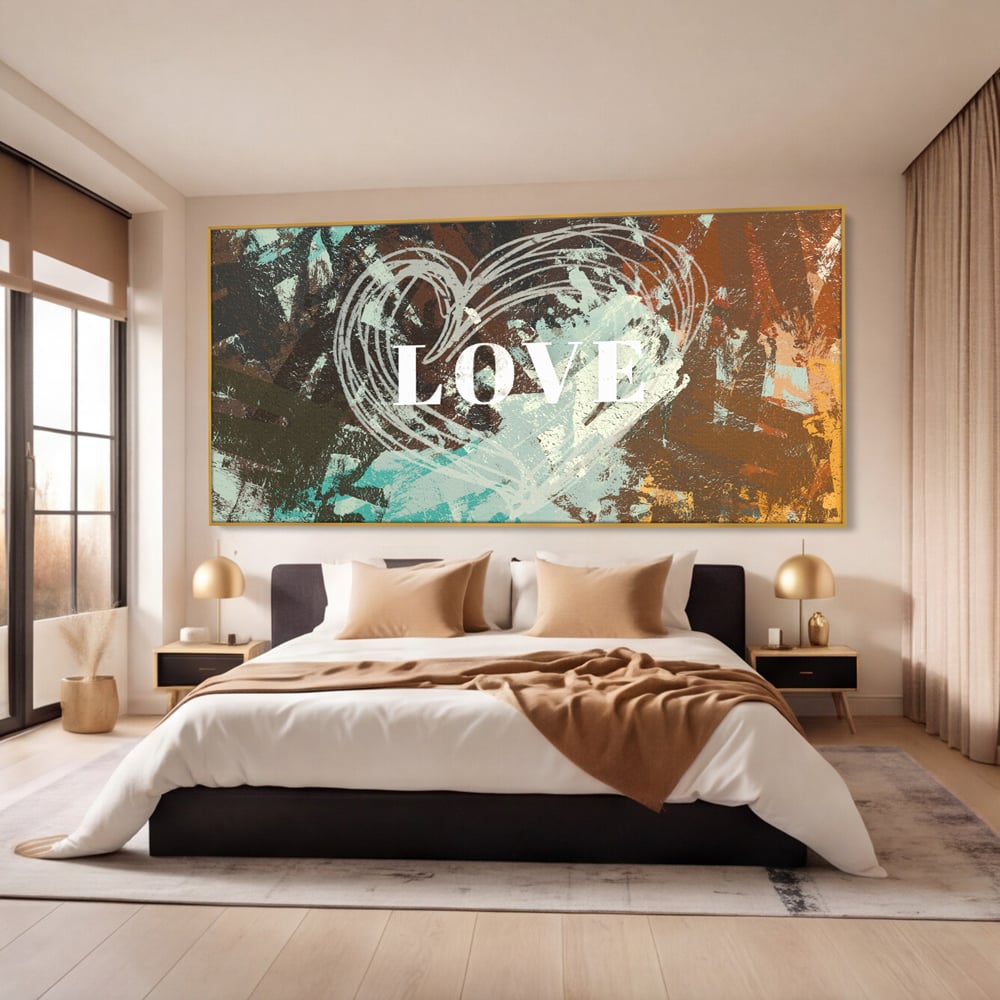 Tablou canvas cu tablou canvas cu inima desenata si text, in rama de aluminiu auriu, pe perete intr-un dormitor